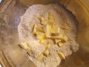 Sandteig mit Haselnuss_Butterwürfel