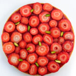 Erdbeer-Tarte mit Pistaziencreme und Sesam-Mürbeteig