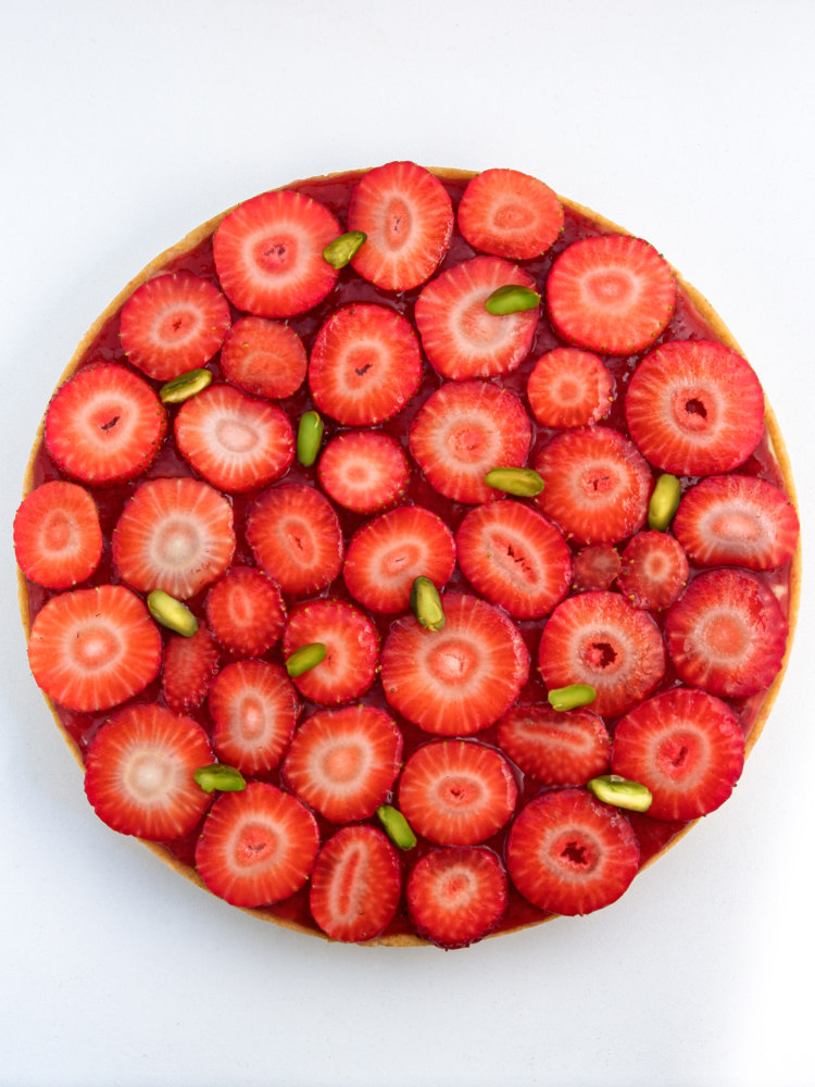 Erdbeer-Tarte mit Pistaziencreme und Sesam-Mürbeteig