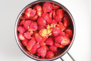 Erdbeer-Tarte mit Pistaziencreme und Sesam-Mürbeteig_Zitrone